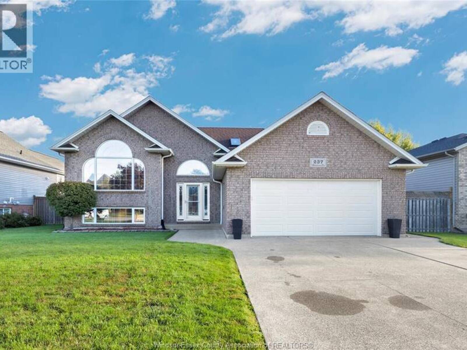 237 WOODVIEW DRIVE, Essex, Ontario N8M 3E9
