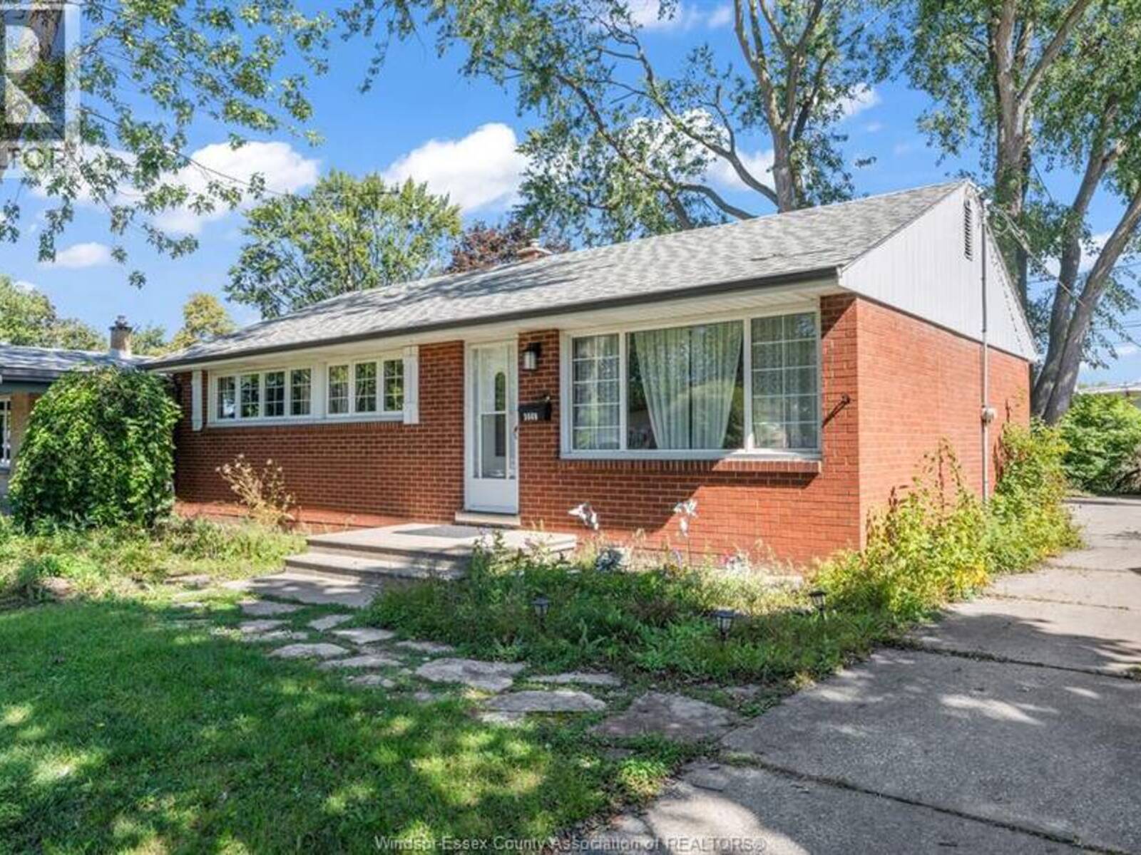 3660 ROXBOROUGH, Windsor, Ontario N9E 3A2