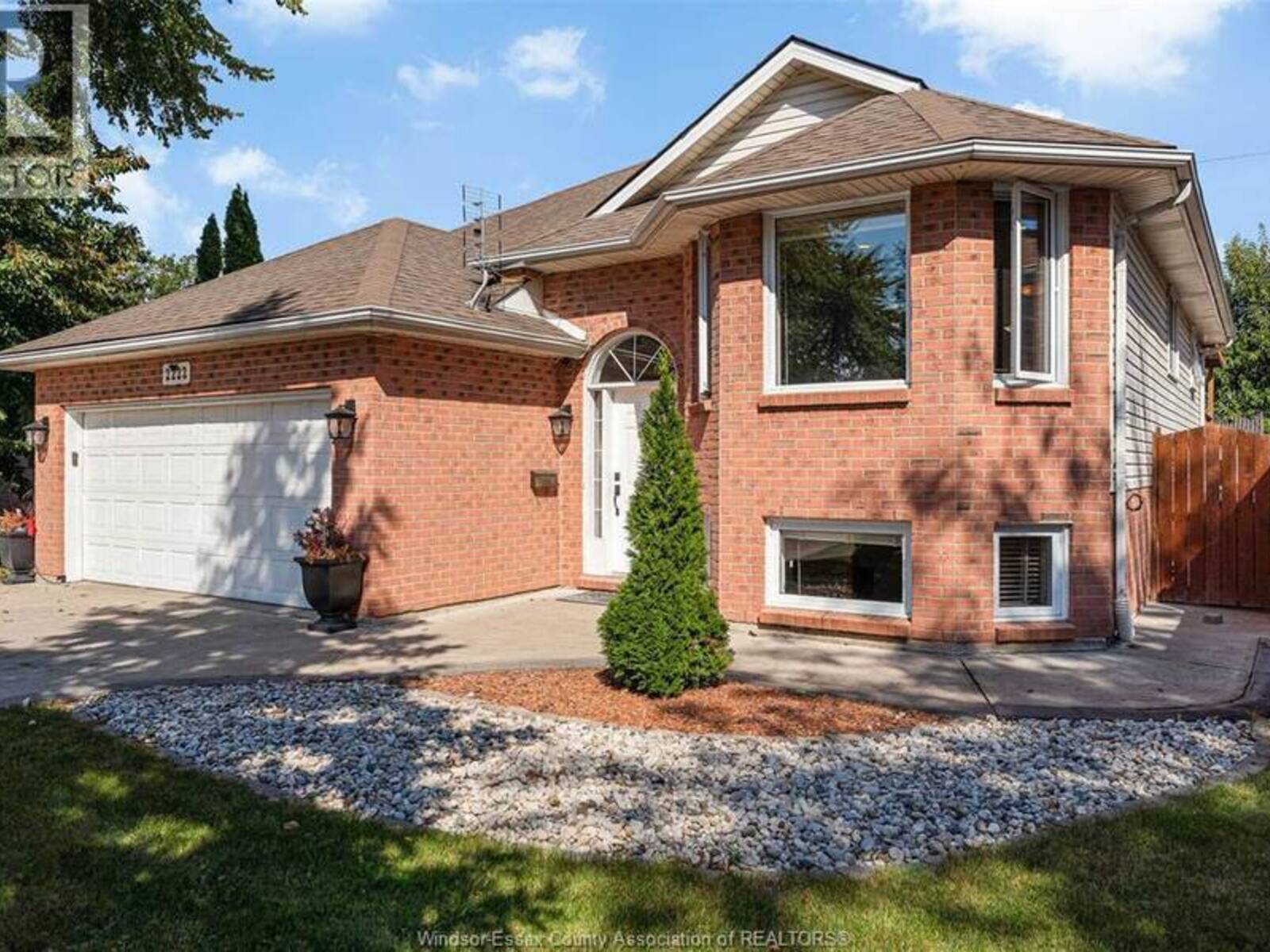 2222 LONGFELLOW AVENUE, Windsor, Ontario N9B 3J8