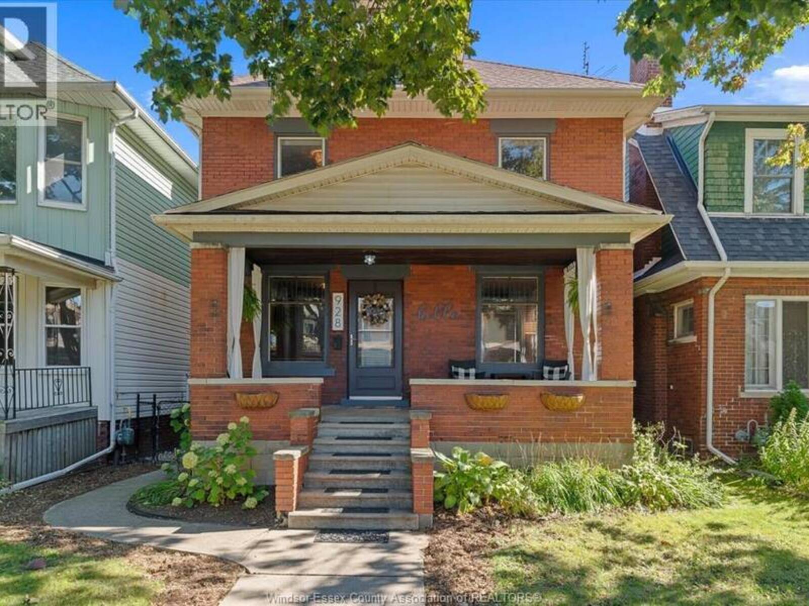 928 WINDERMERE, Windsor, Ontario N8Y 3C4