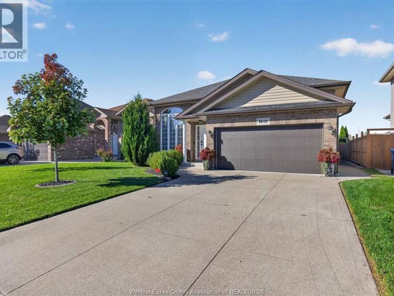 1049 THUNDERBAY, Windsor, Ontario N8P 0C1