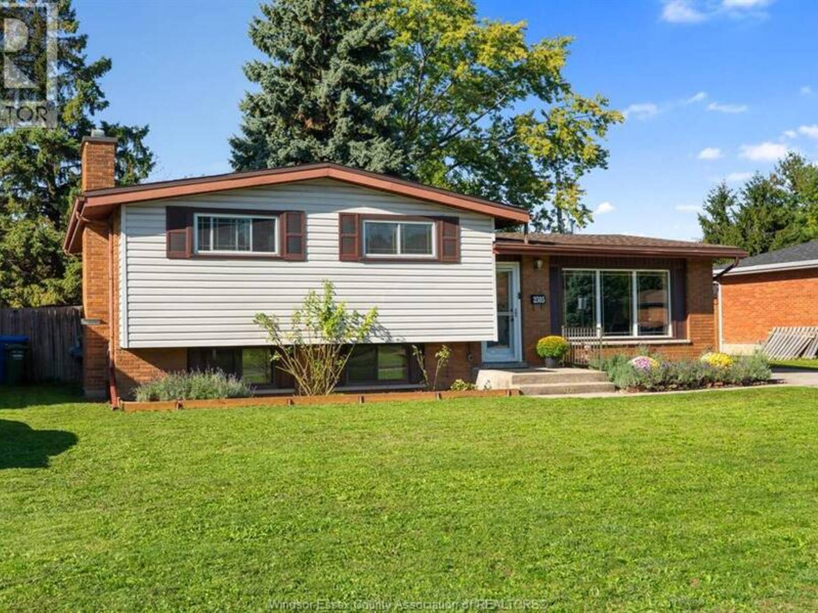 2505 LONGFELLOW, Windsor, Ontario N9E 2K8