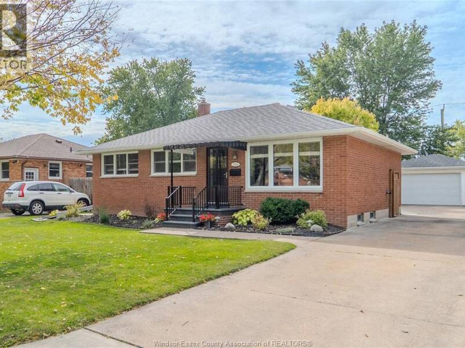 1049 BUCKINGHAM ROAD, Windsor, Ontario N8S 2E2