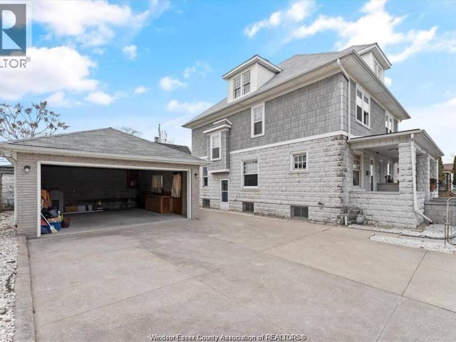 215 Pierre AVENUE, Windsor, Ontario N9A 2J6