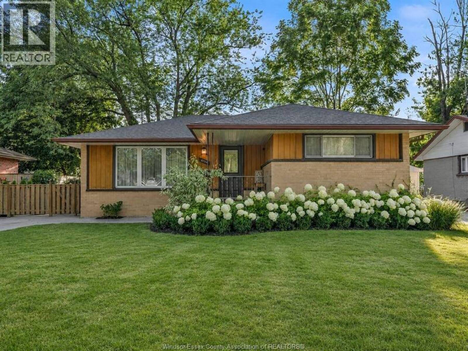 4255 LONGFELLOW, Windsor, Ontario N9G 2B5