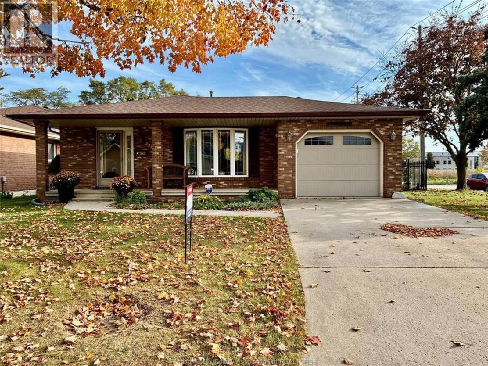 3596 HEMLOCK, Windsor, Ontario N8R 1Z9