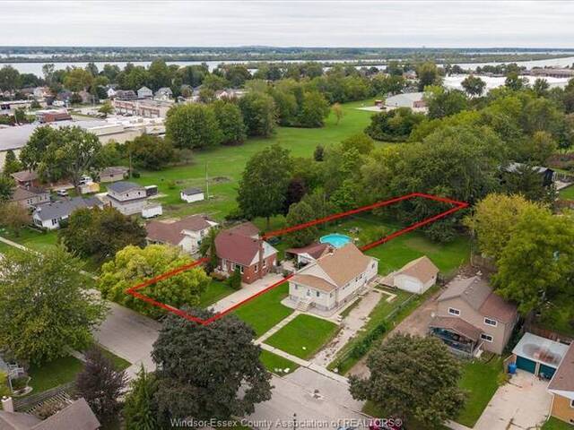 170 FORT Amherstburg Ontario, N9V 1B8 - 4 Bedrooms Waterfront Home For sale