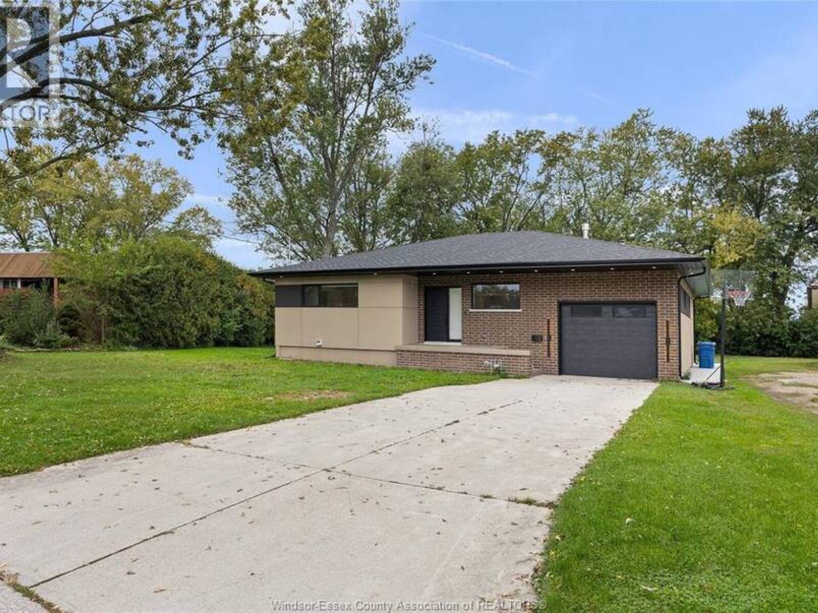 4015 ROSELAND DRIVE East, Windsor, Ontario N9G 1Y5