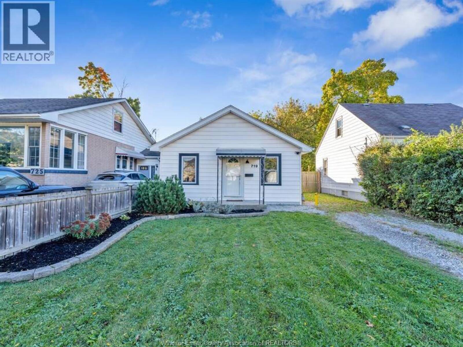 719 HILDEGARDE, Windsor, Ontario N8X 2Z9