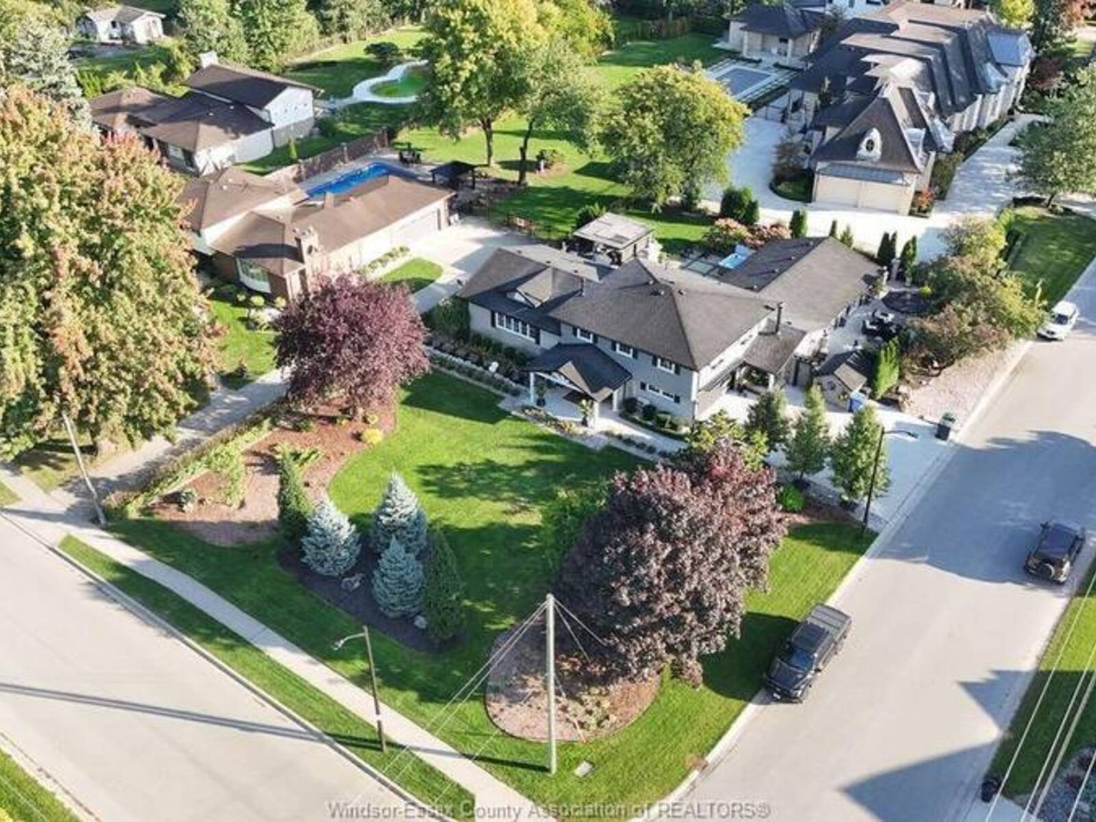 375 RUSSELL WOODS DRIVE, Tecumseh, Ontario N8N 3S6
