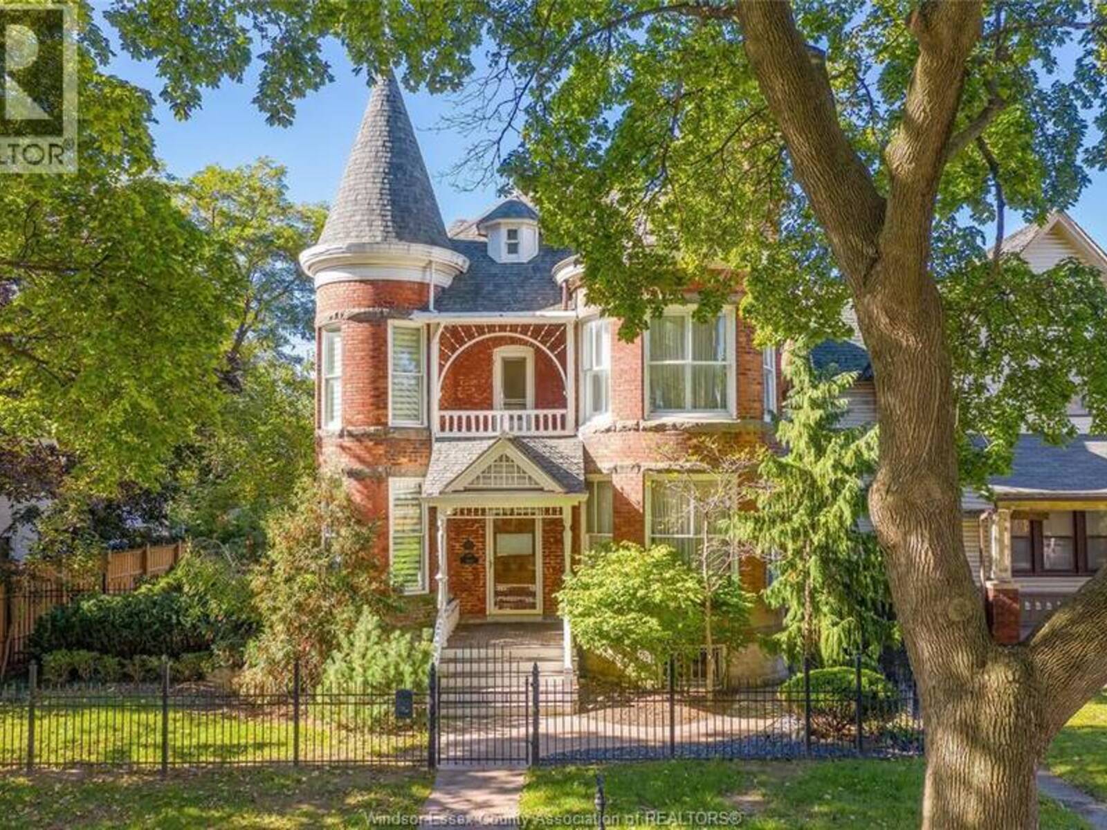 719 VICTORIA, Windsor, Ontario N9A 4N3