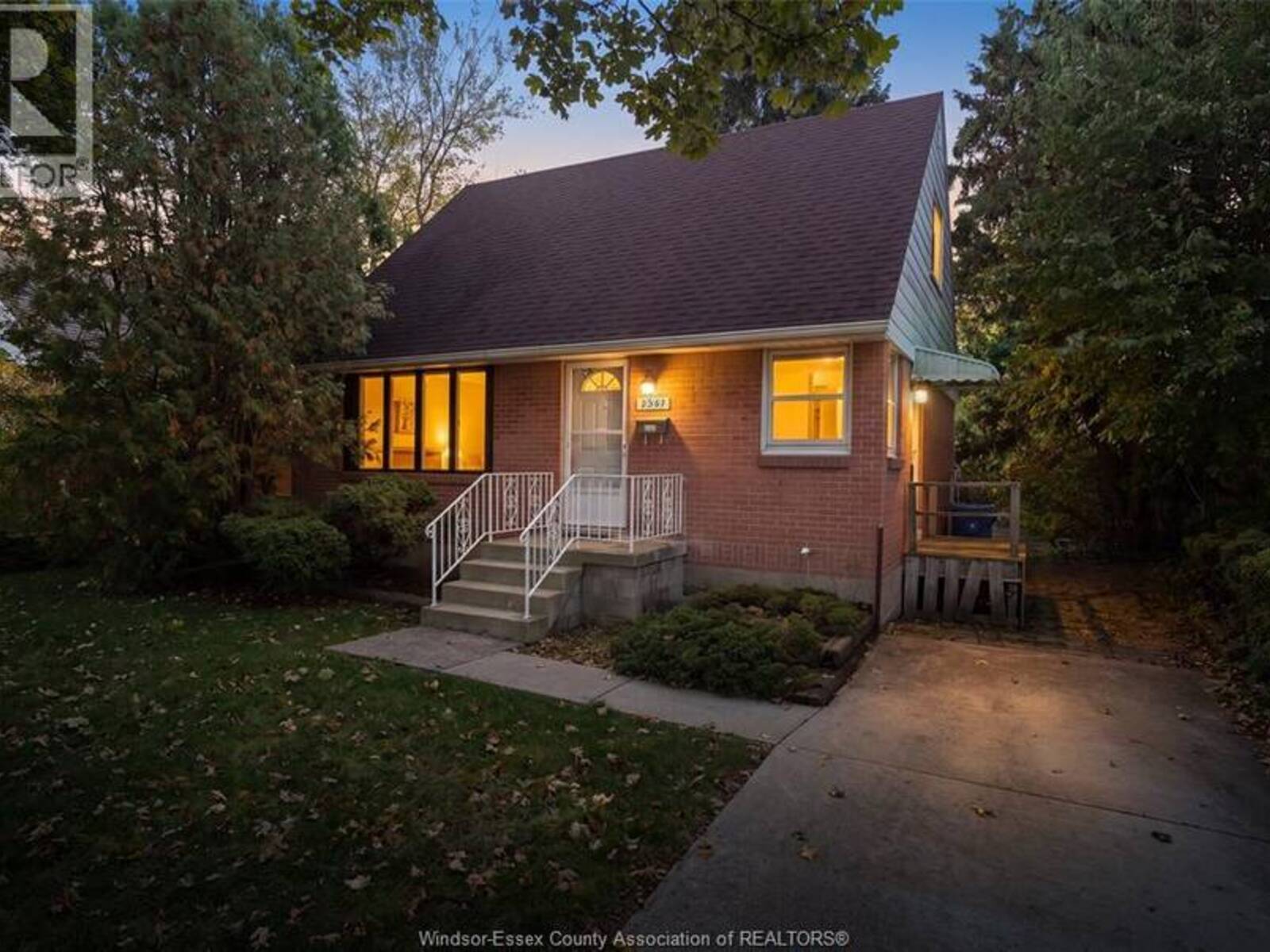 2567 KILDARE ROAD, Windsor, Ontario N9W 2Y4