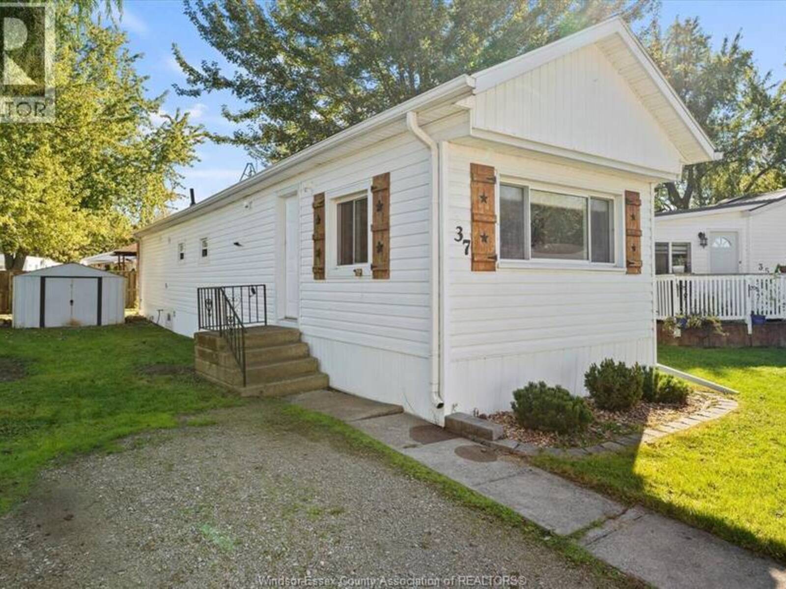 37 MAPLE DRIVE, Essex, Ontario N0R 1J0