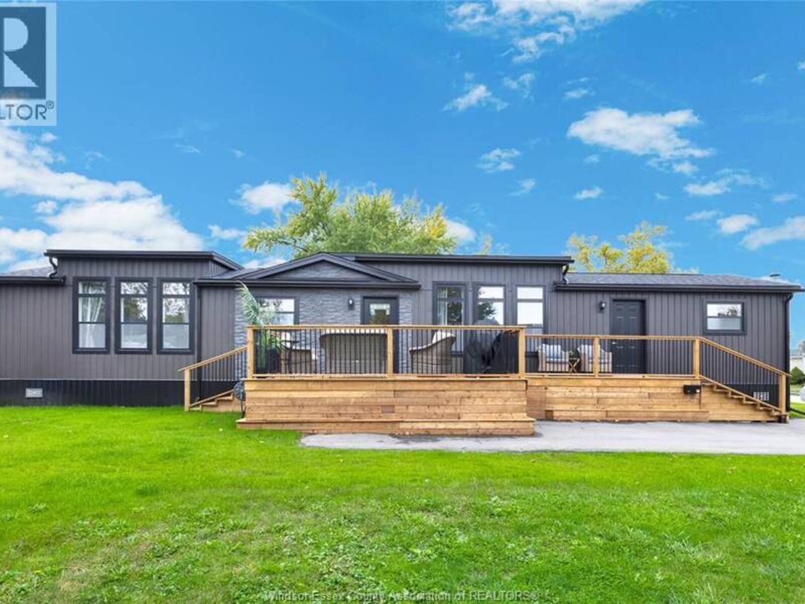 14 DANA, Essex, Ontario N8M 1Y9