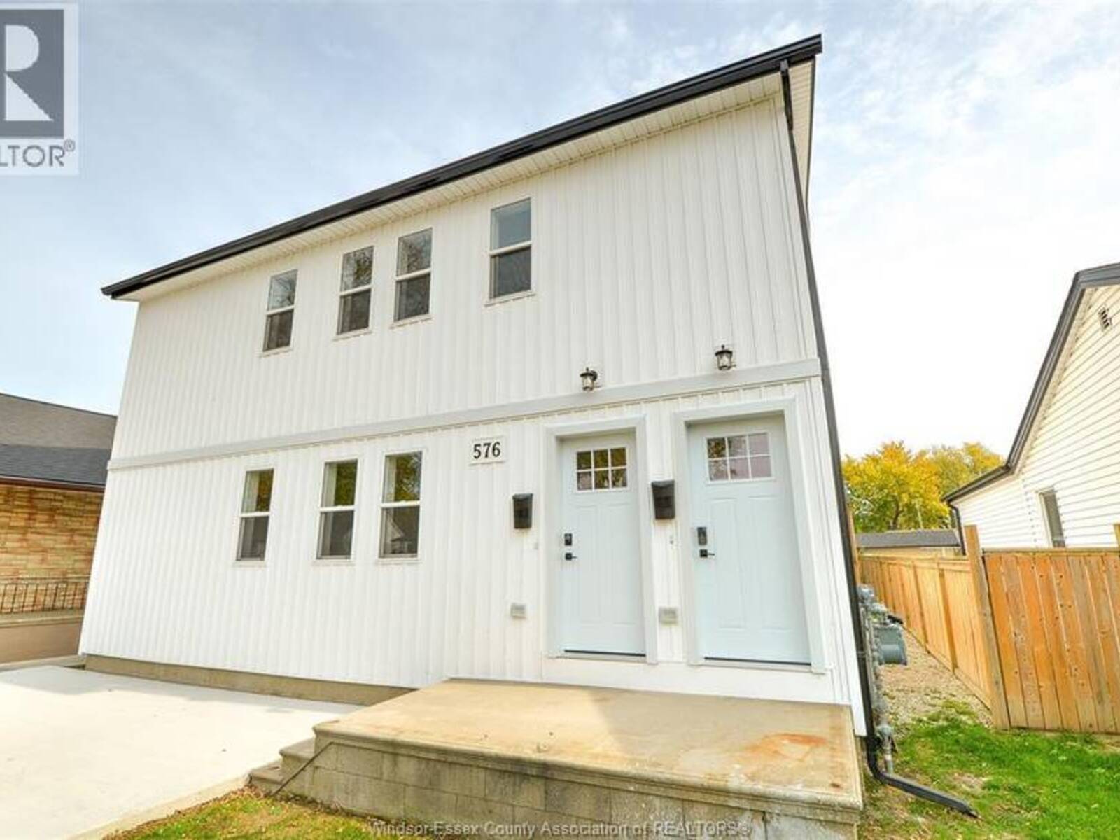 576 ELINOR, Windsor, Ontario N8P 1E4