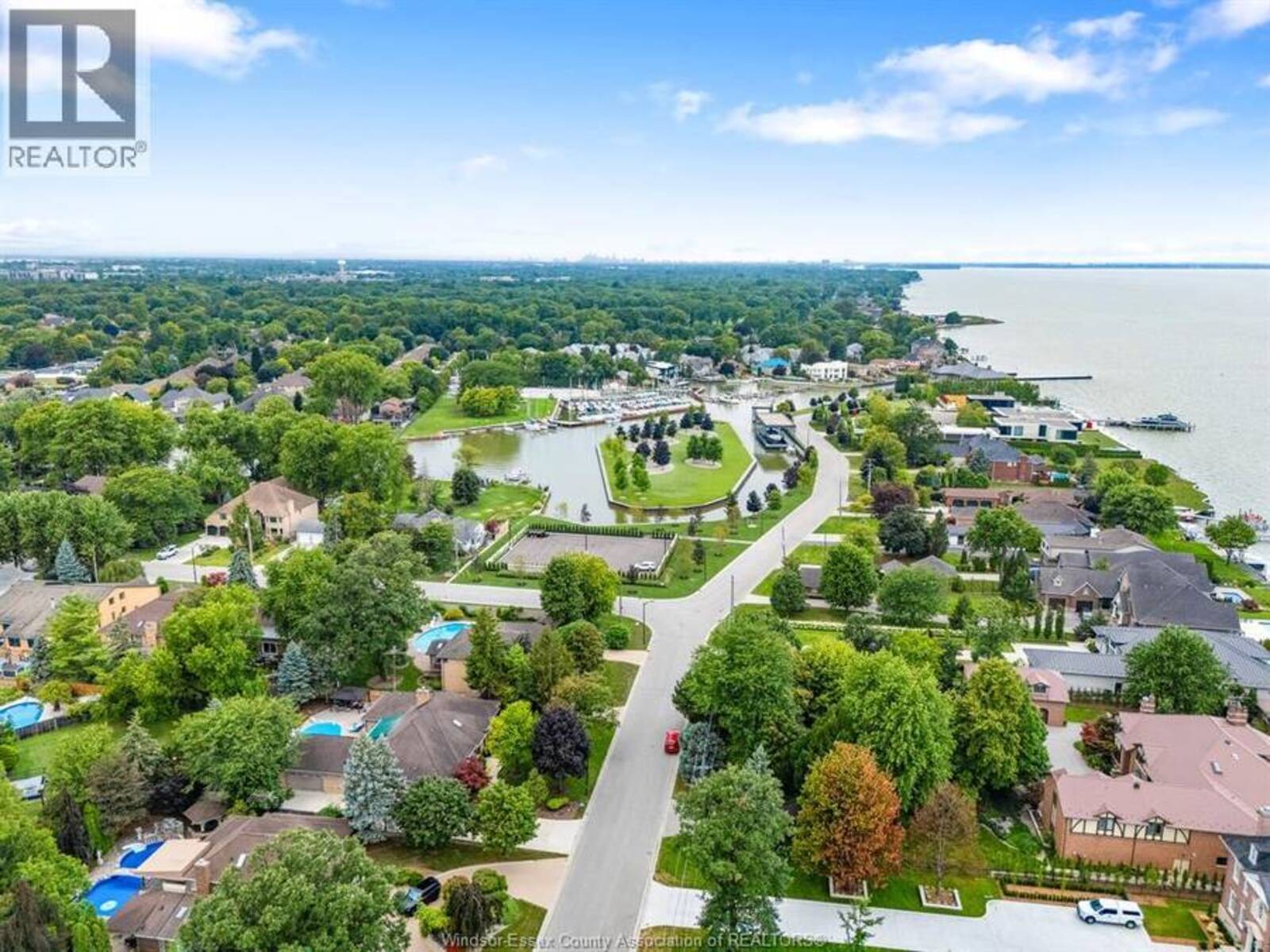 267 ELMGROVE DRIVE, Windsor, Ontario N8N 4G9