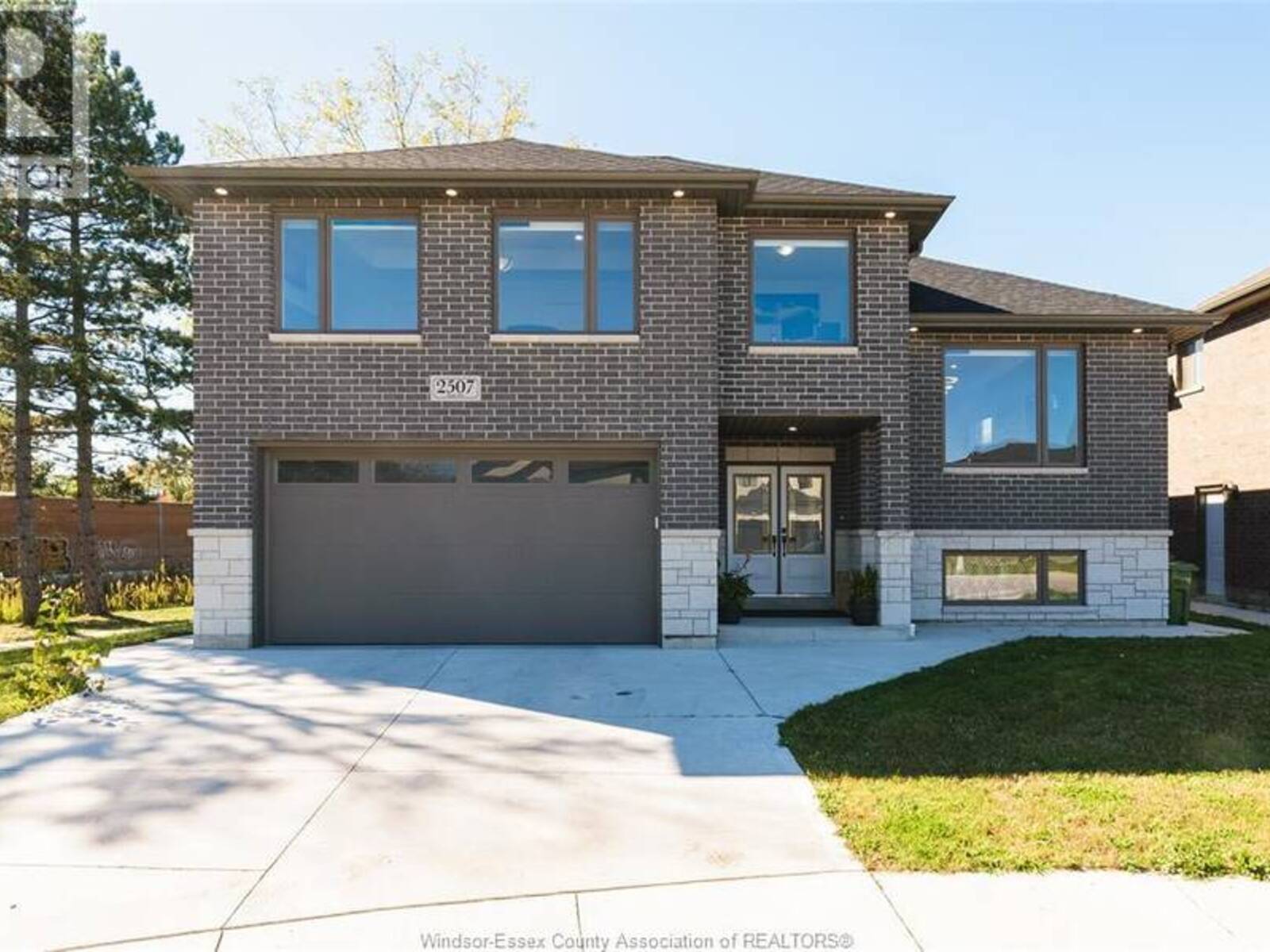 2507 ROXBOROUGH BOULEVARD, Windsor, Ontario N9E 0A9