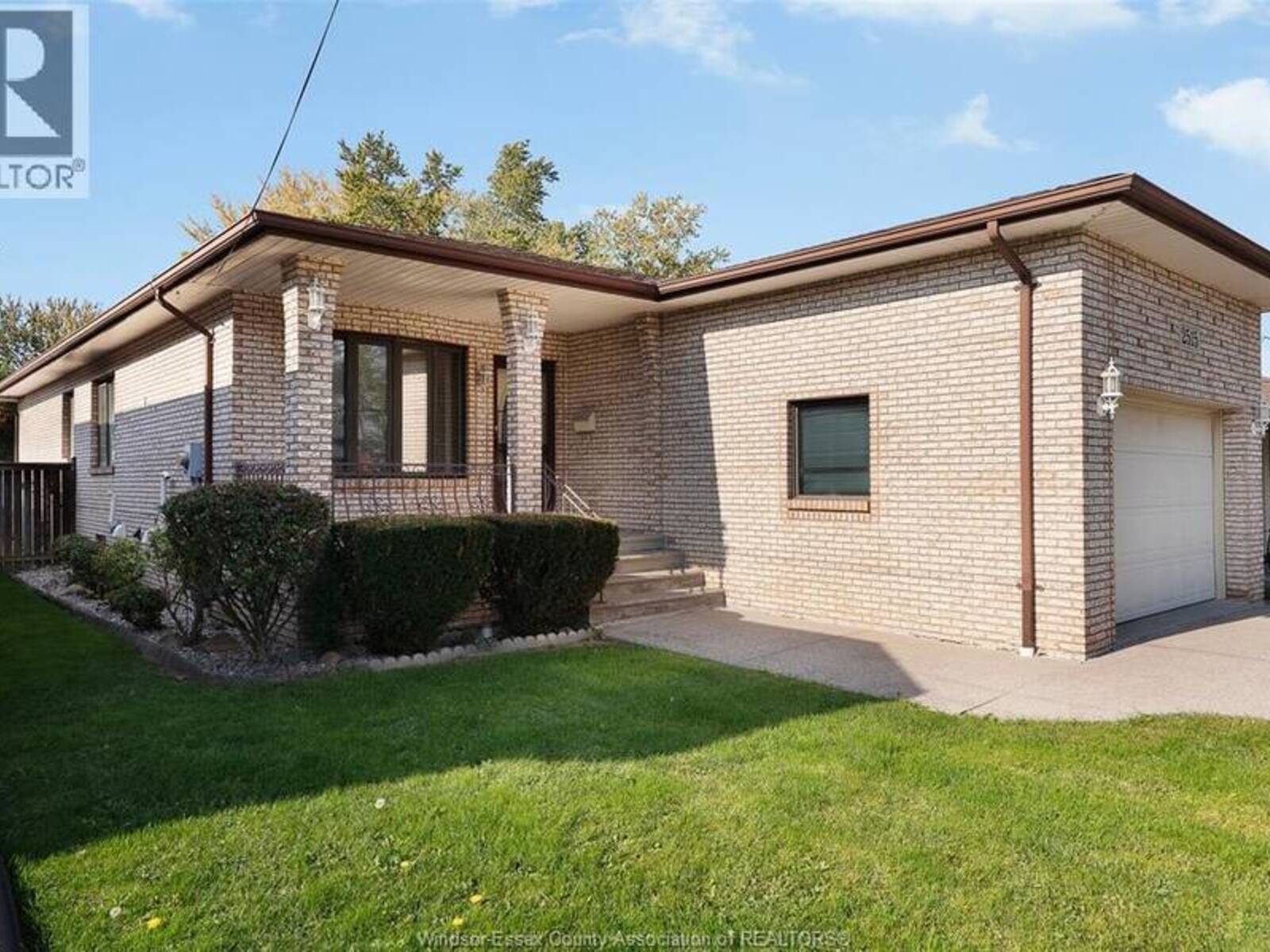 2515 CLEMENCEAU, Windsor, Ontario N8T 2P4