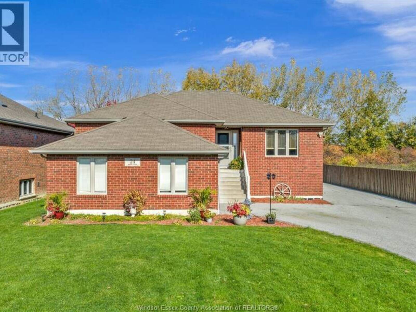 24 LANDOR, Amherstburg, Ontario N9V 3Y7