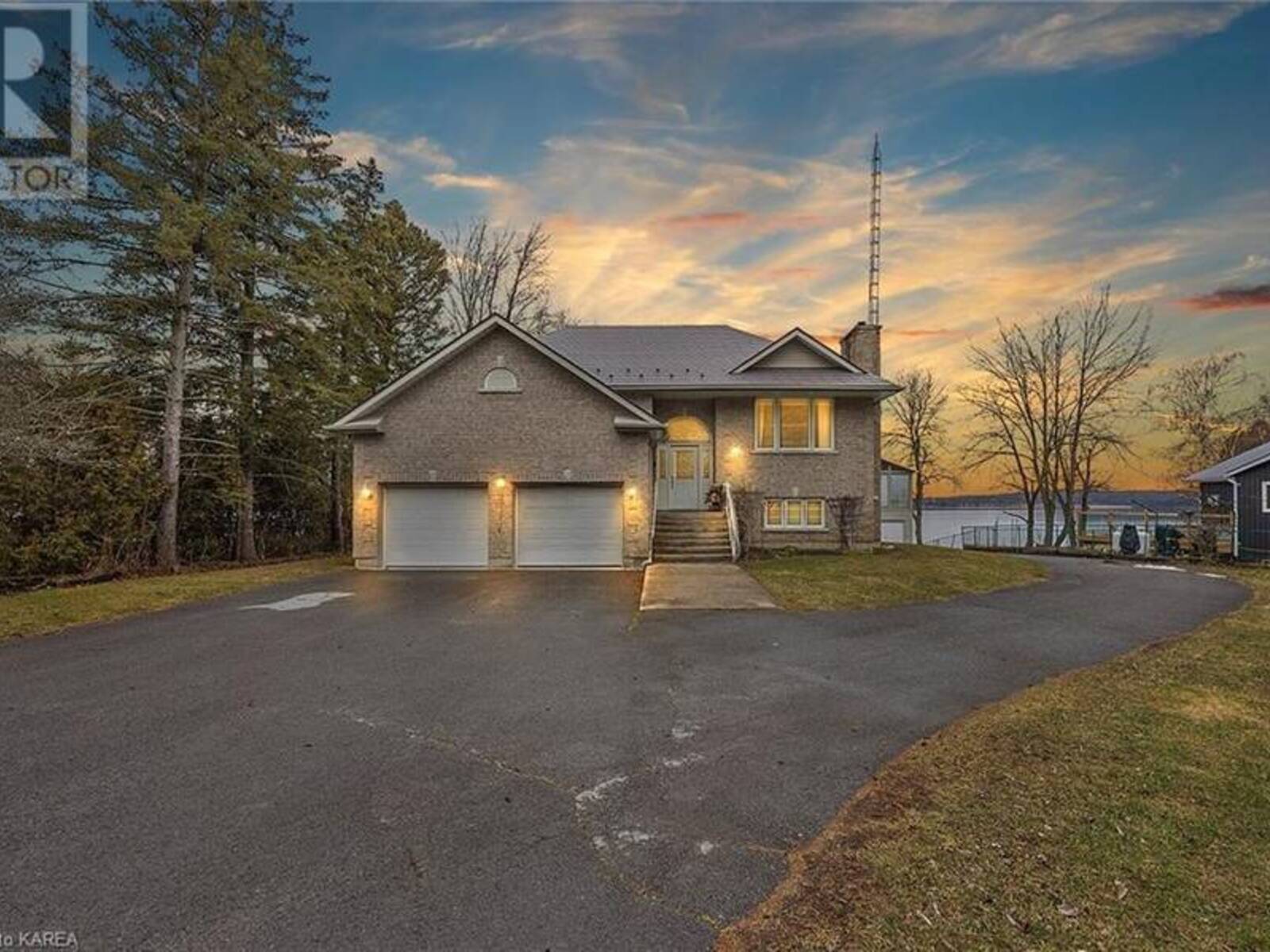 1 LEAVIS SHORES, Gananoque, Ontario K7G 2V6