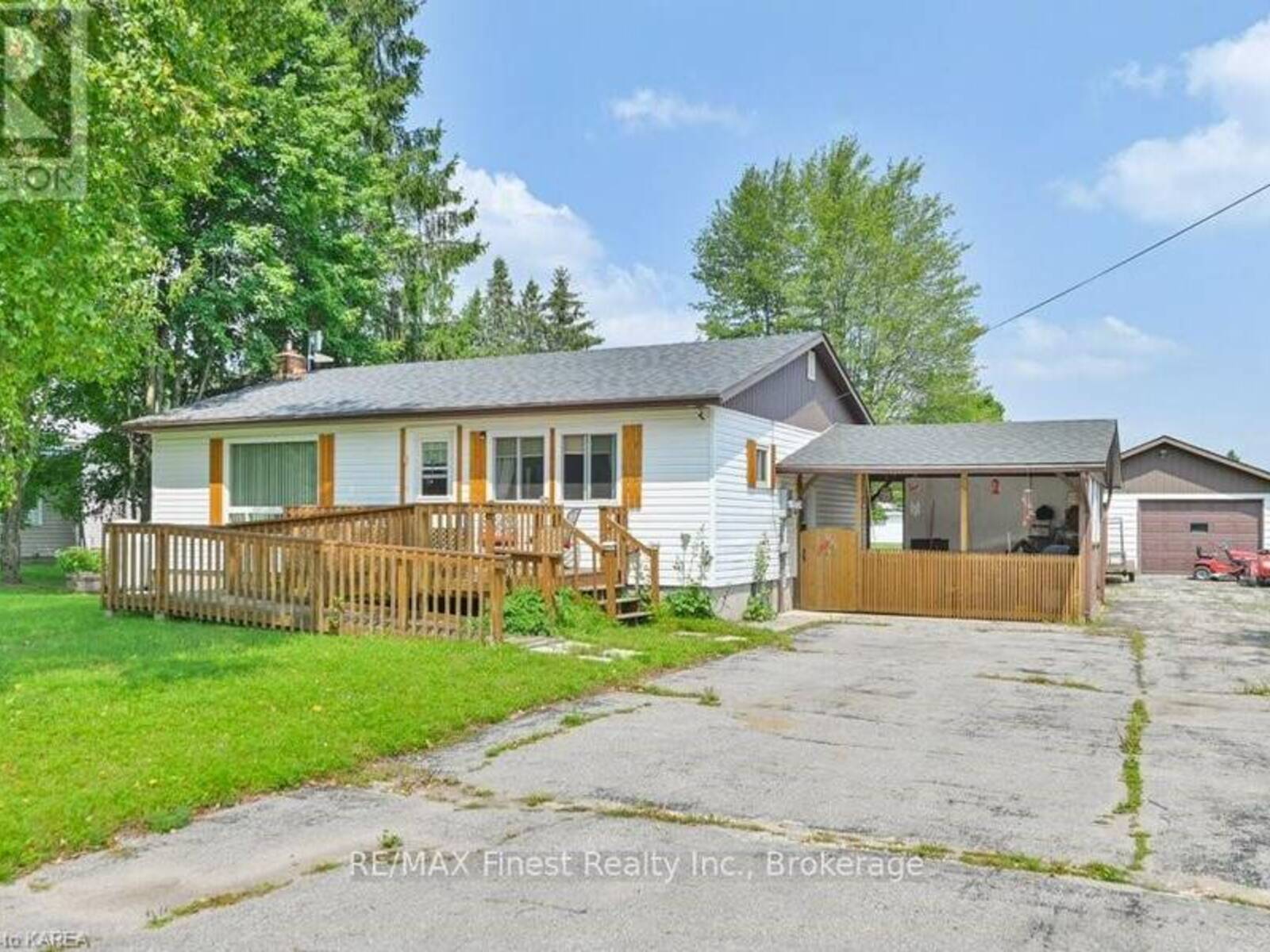 35 JOHN STREET, Addington Highlands, Ontario K0H 1P0