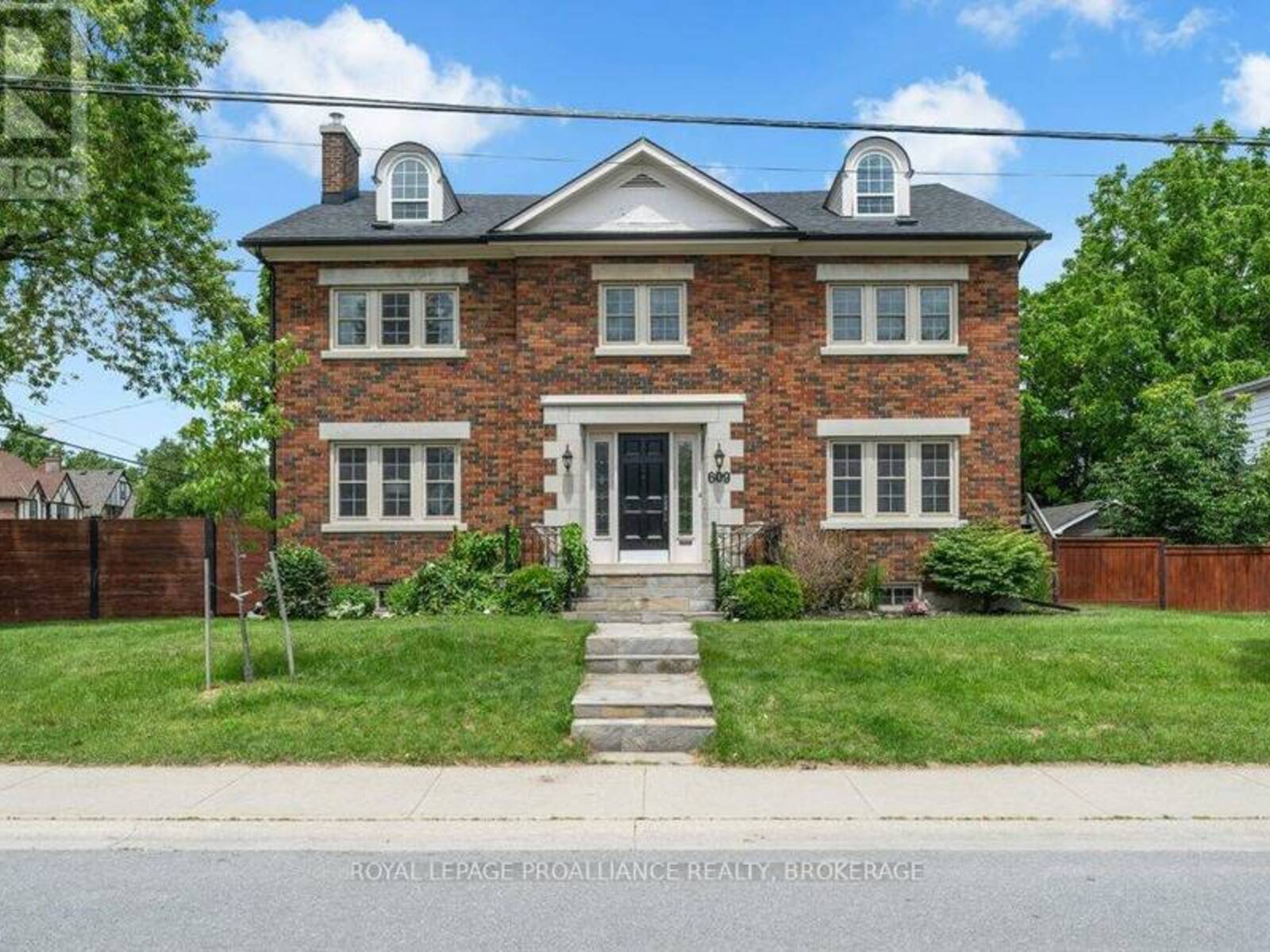 609 EARL STREET, Kingston, Ontario K7L 2K6