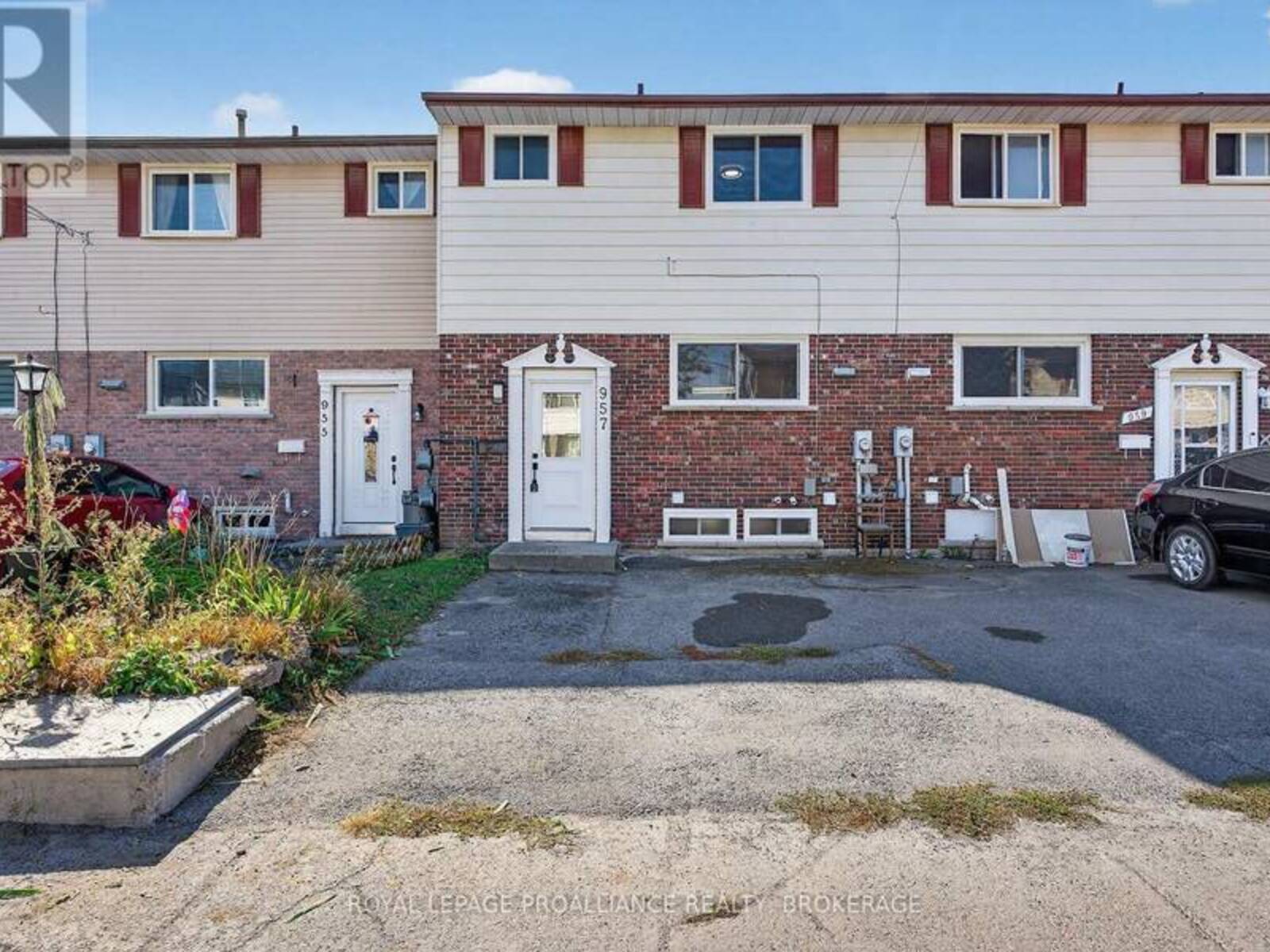 957 OAKVIEW AVENUE, Kingston, Ontario K7M 6W9