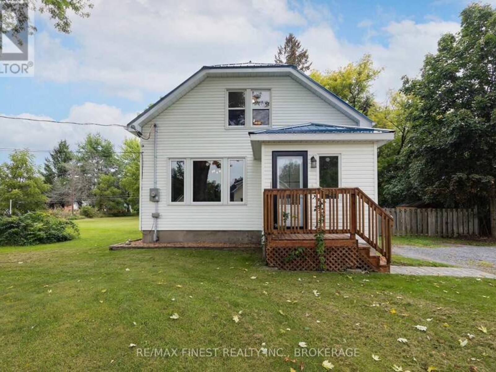 6074 BANK STREET, South Frontenac, Ontario K0H 2W0