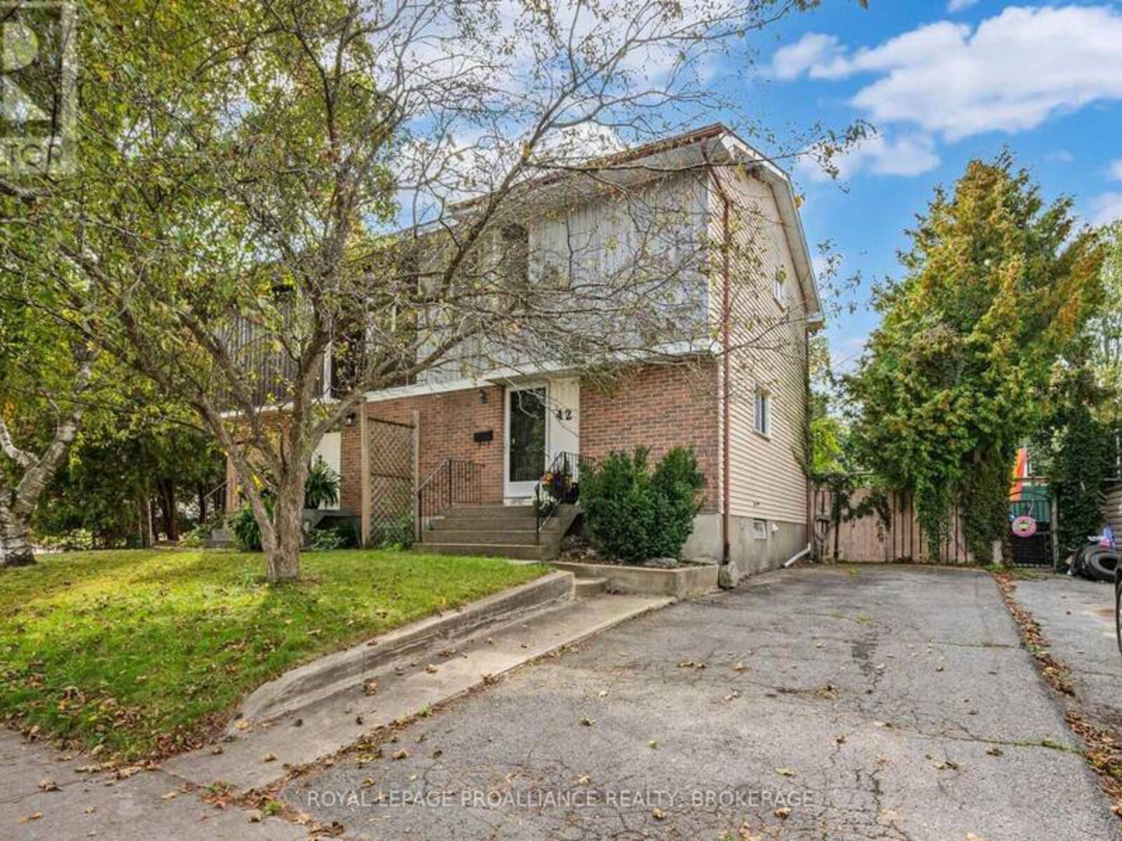 42 WYCLIFFE CRESCENT, Kingston, Ontario K7K 5Z1