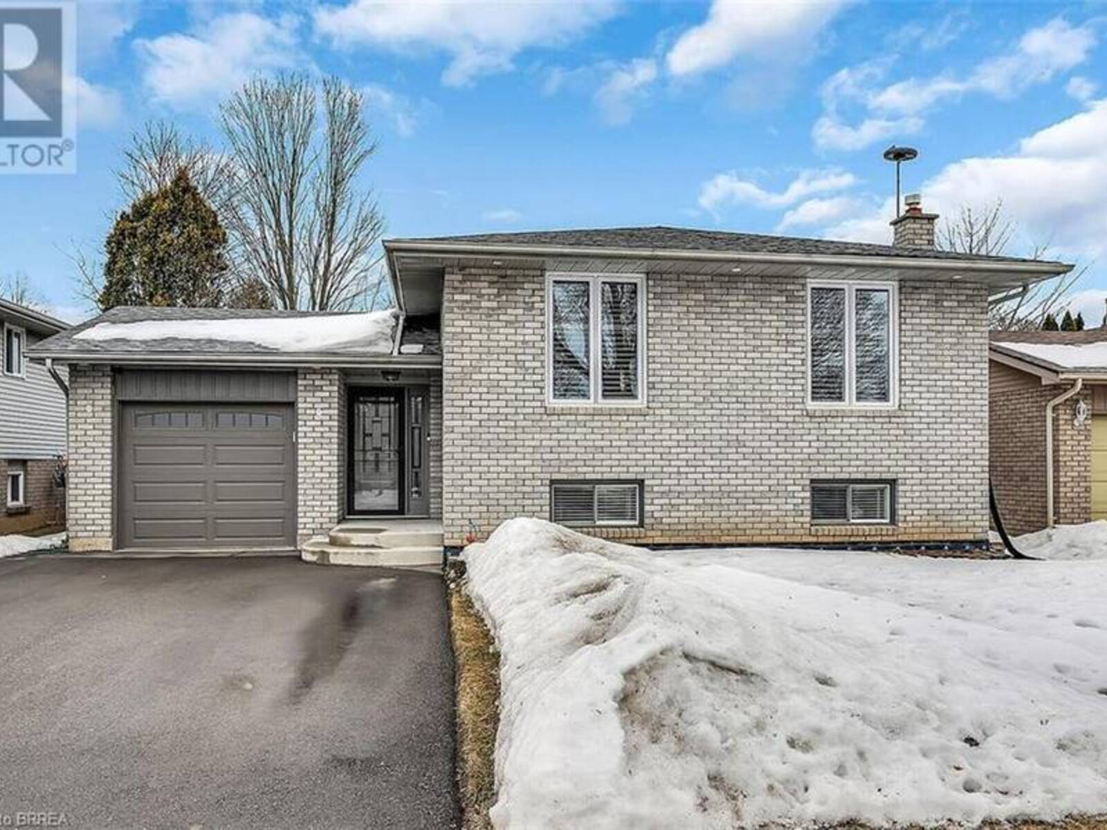 11 LATZER Crescent, Brantford, Ontario N3V 1E1