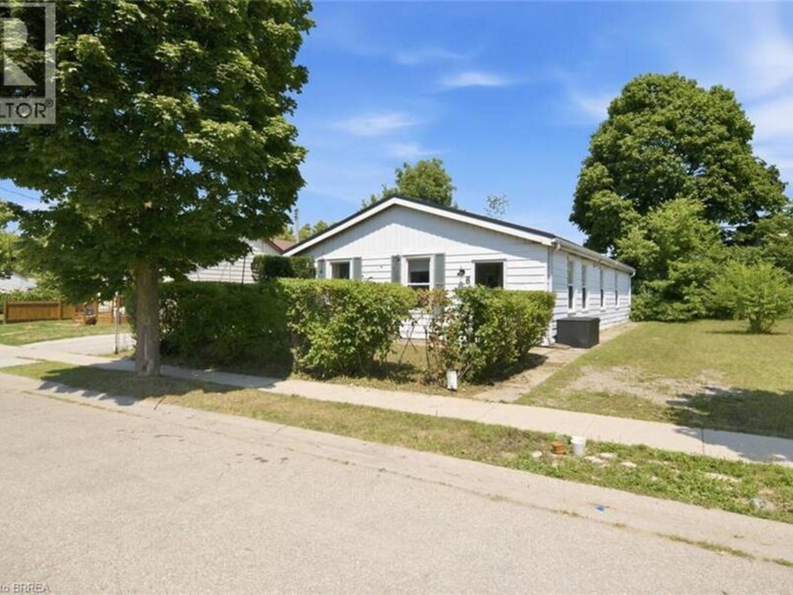 8 RUSSELL Street, Brantford, Ontario N3R 1Y7