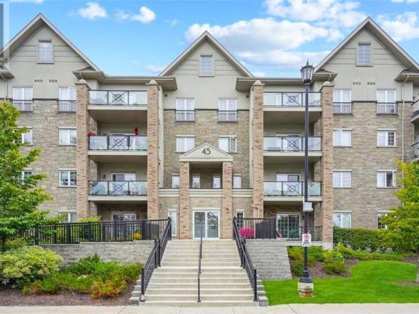 45 FERNDALE Drive S Unit# 104, Barrie, Ontario L4N 5W7