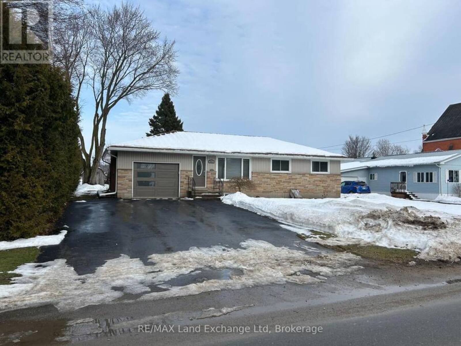 81 QUEEN STREET, Morris-Turnberry, Ontario N0G 1G0