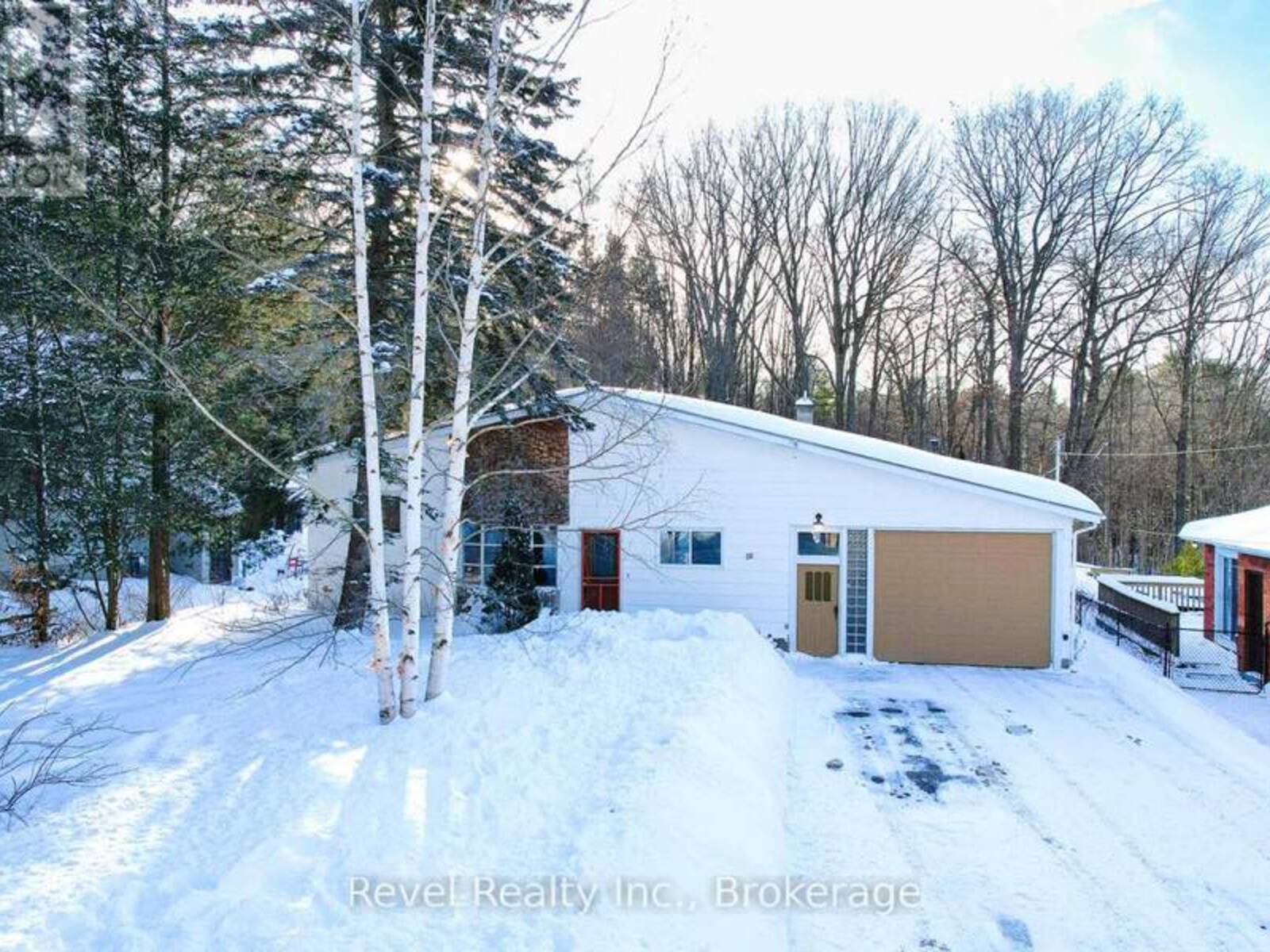 36 BROAD STREET, Penetanguishene, Ontario L9M 1G1