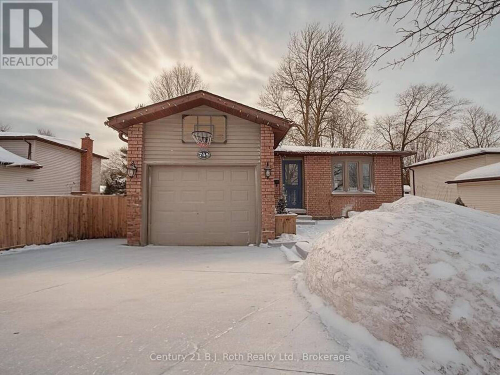 745 ALGONQUIN DRIVE, Midland, Ontario L4R 4Z9