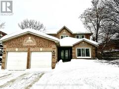 203 FERNDALE DRIVE S Barrie Ontario, L4N 8A1