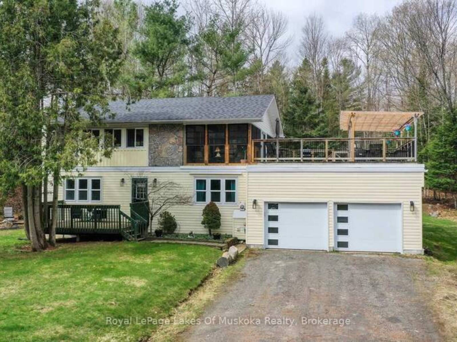 256 WOODLAND DRIVE, Huntsville, Ontario P1H 1A6