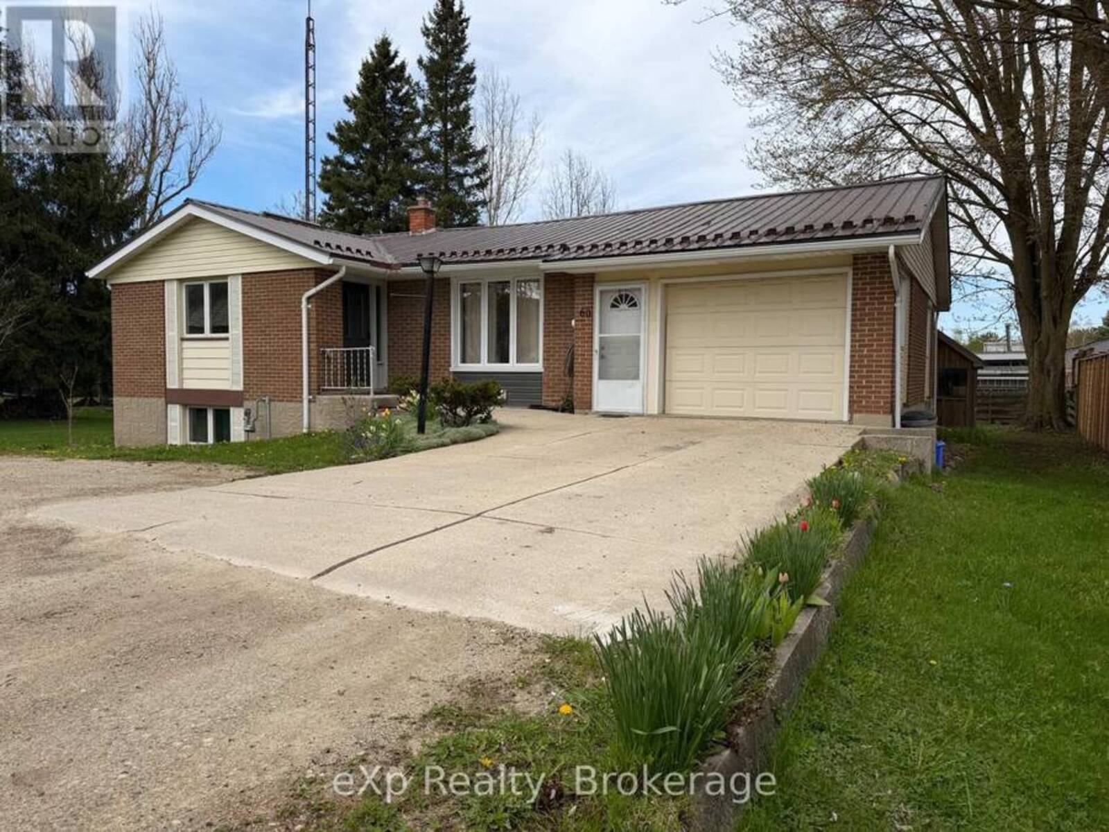 60 MAIN STREET E, Mapleton, Ontario N0G 1P0