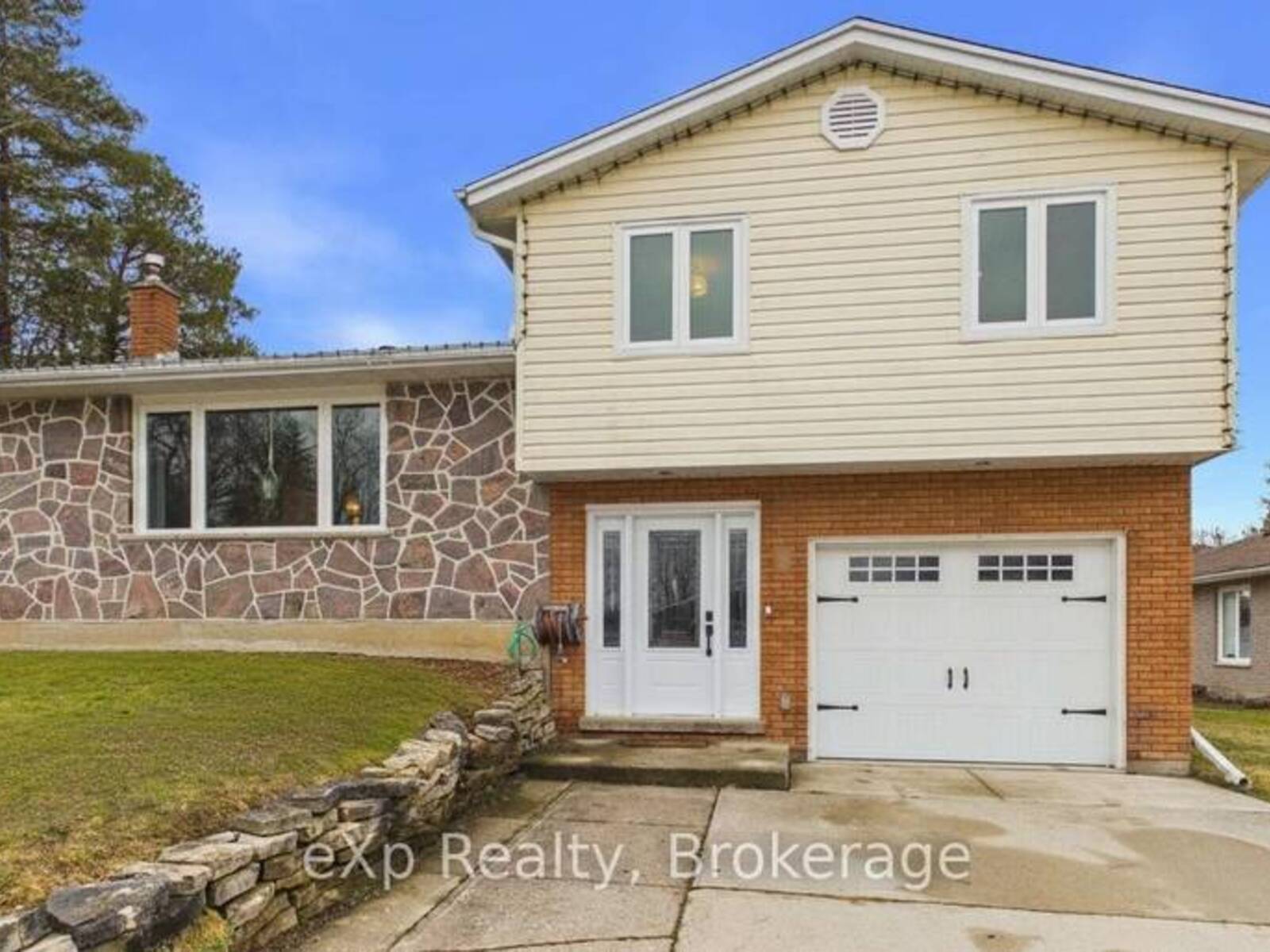 1 CENTENNIAL DRIVE, Walkerton, Ontario N0G 2V0