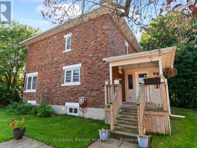 121 QUEEN STREET W Mount Forest Ontario, N0G 2L1 - 3 Bedrooms Home For Sale