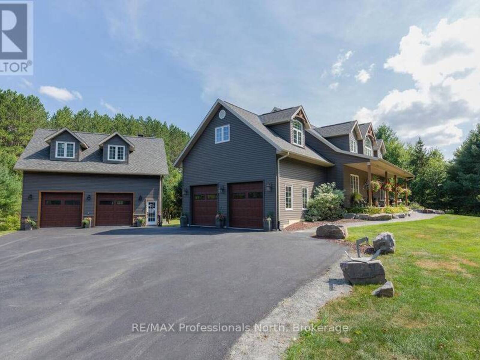 427 SKYHILLS ROAD, Huntsville, Ontario P1H 2N5