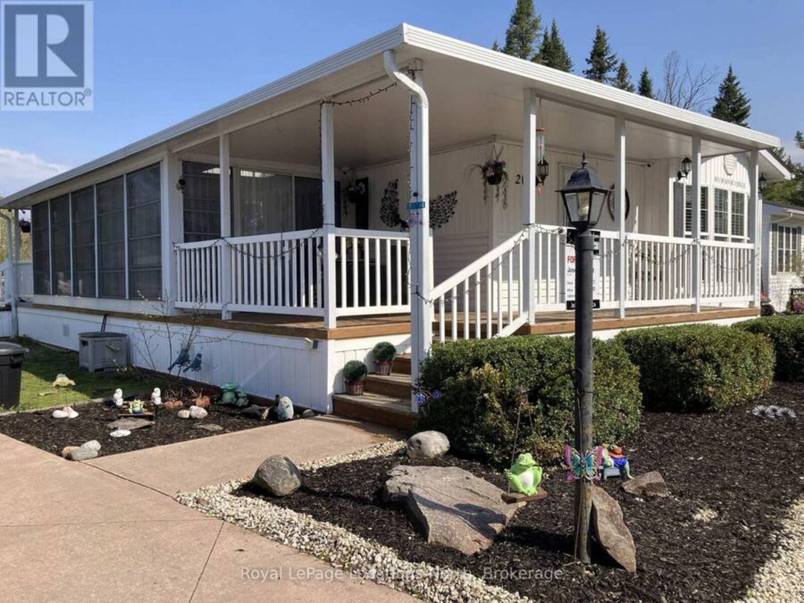 20 TOPAZ STREET W, Wasaga Beach, Ontario L9Z 1X7