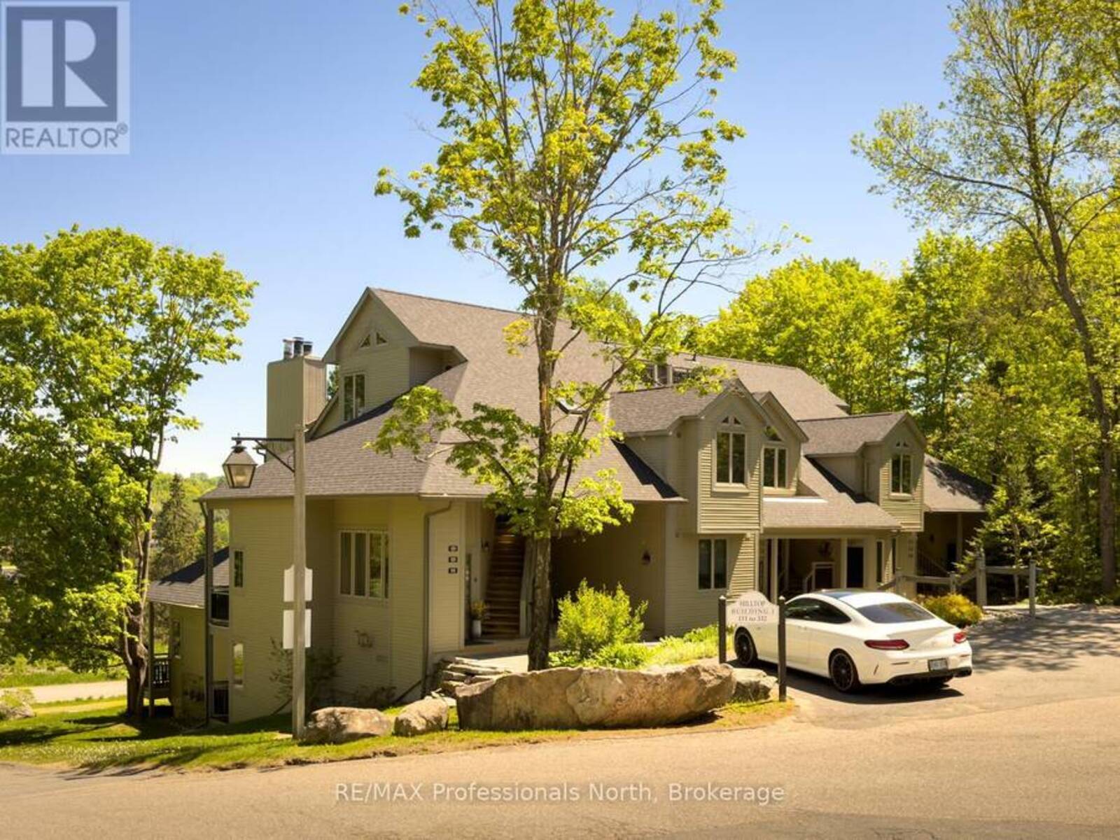 121 - 121 GRANDVIEW HILLTOP DRIVE, Huntsville, Ontario P1H 2J5