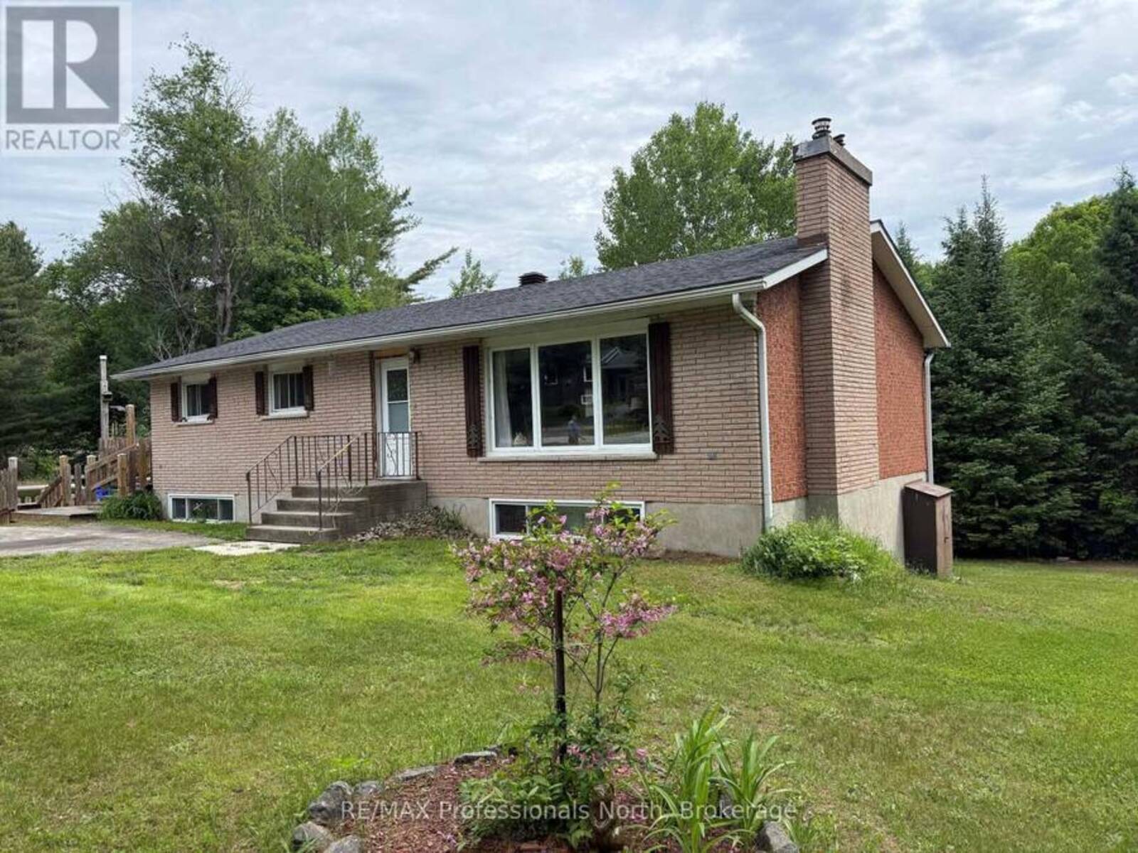 37 SPRUCE DRIVE S, Huntsville, Ontario P0B 1L0