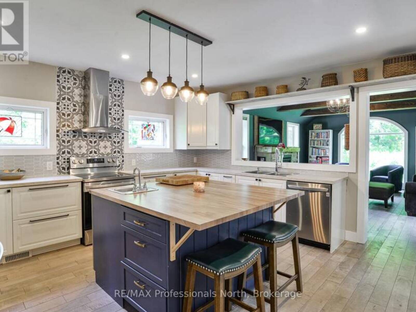325 MCPHERSON STREET, Gravenhurst, Ontario P1P 0E8