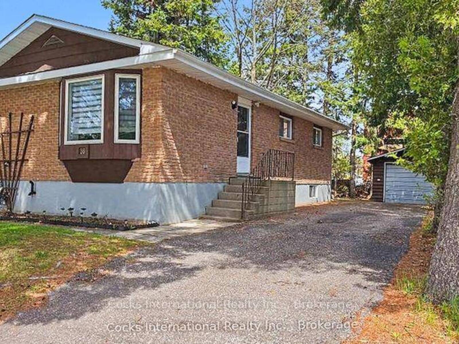 36 SUSAN STREET W, Huntsville, Ontario P1H 1X2