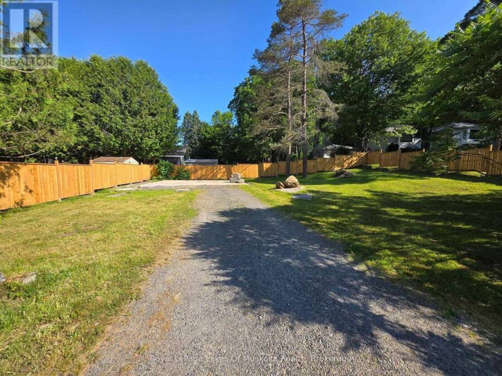 11 SILVER STREET, Huntsville, Ontario P1H 1M2