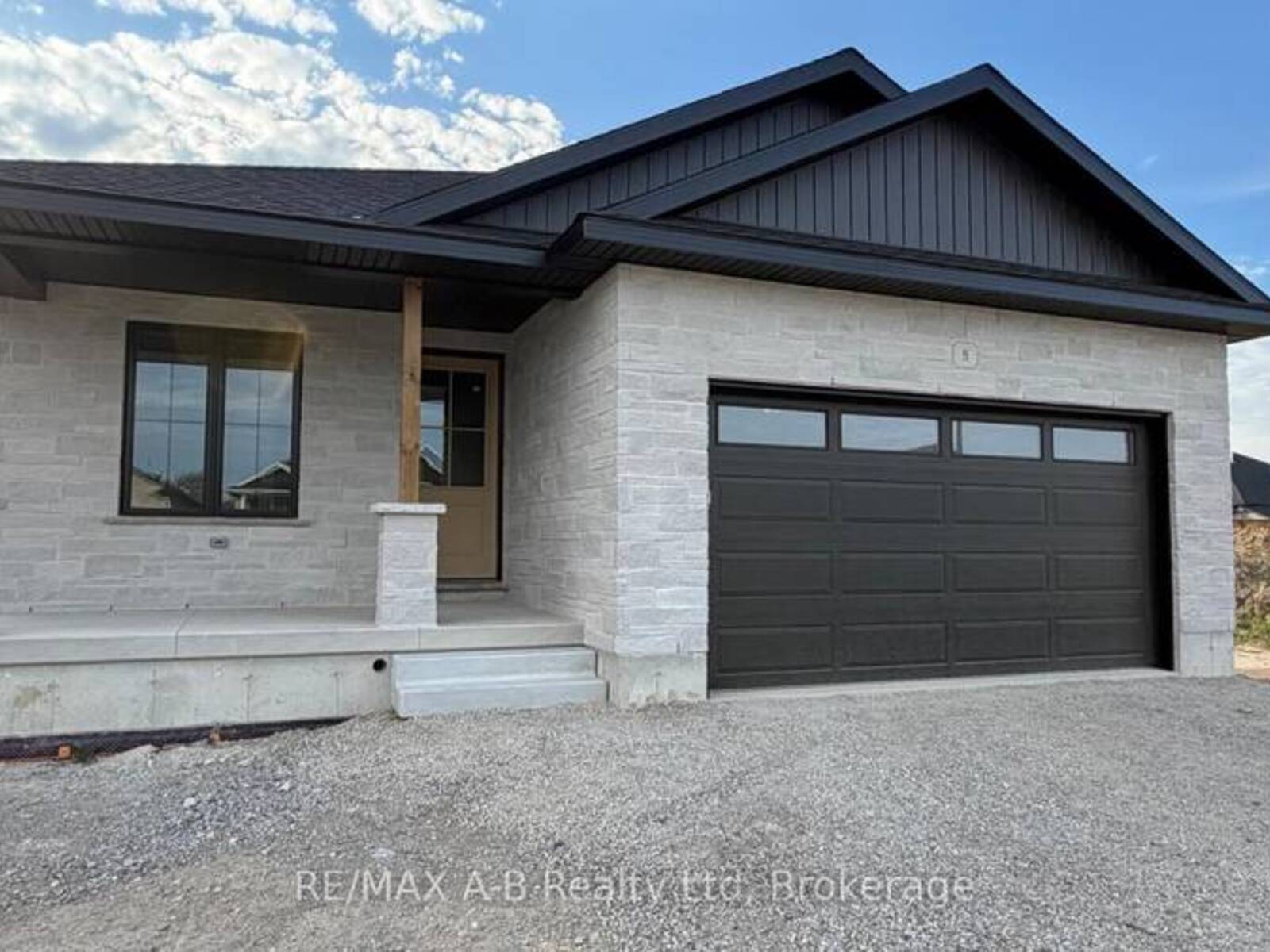 8 ORCHARD DRIVE, Stratford, Ontario N5A 0L1