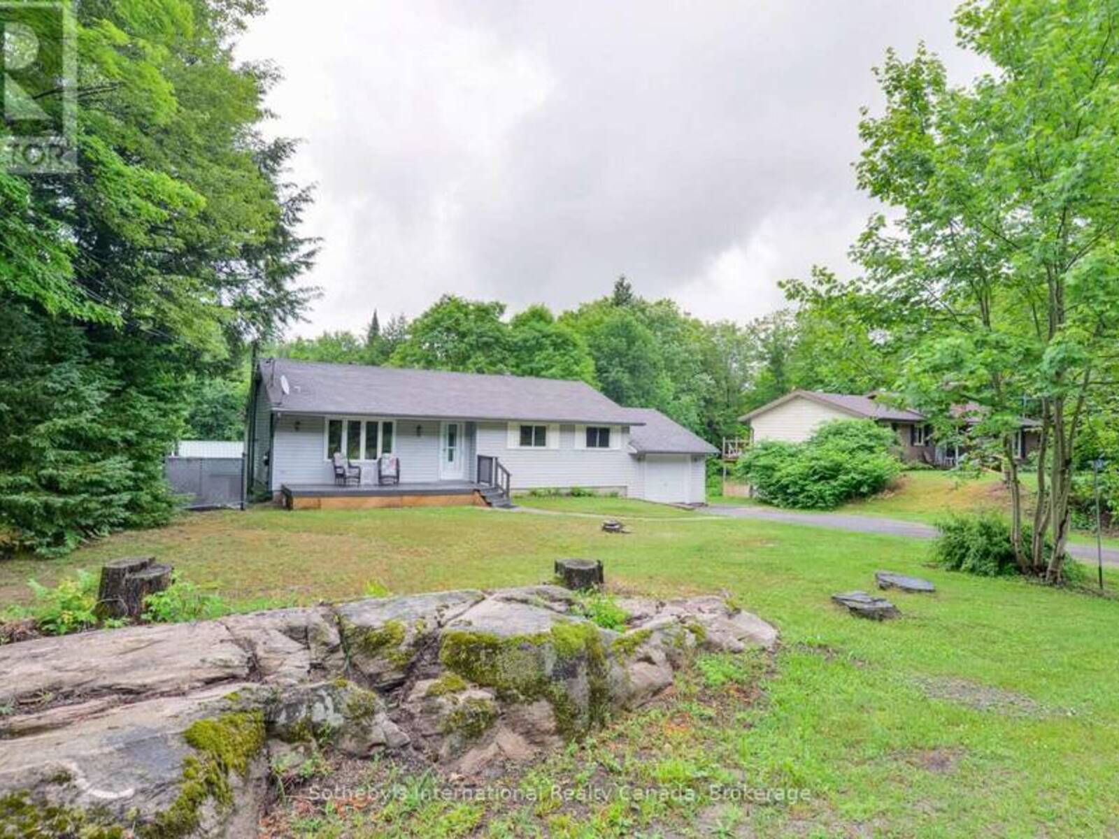 1048 OLD FALKENBURG ROAD, Bracebridge, Ontario P1L 1X4