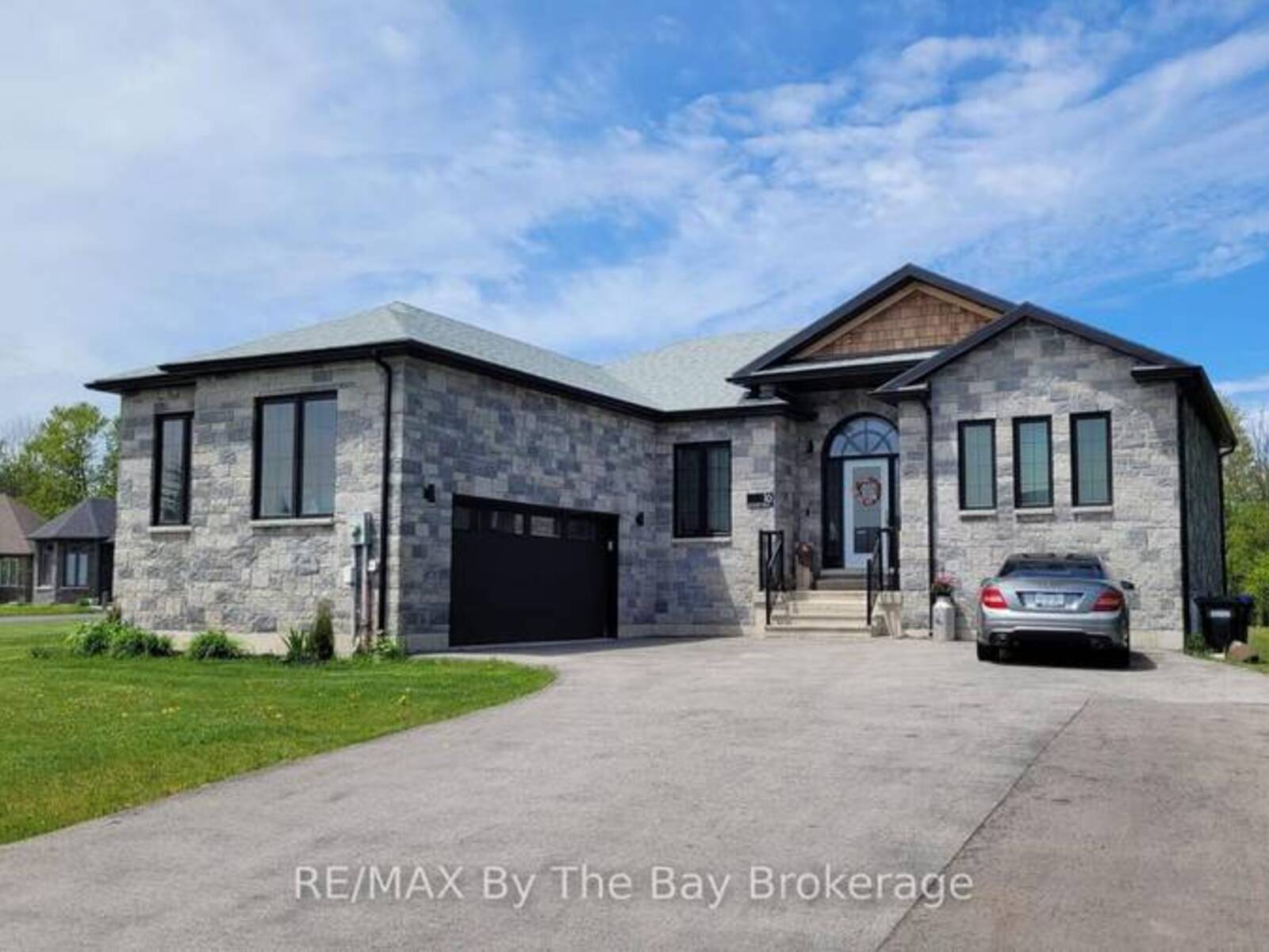 16 WALNUT DRIVE, Wasaga Beach, Ontario L9Z 0A9